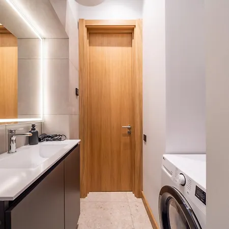 Stylish Family 1 Bedroom With Working Desk By Park And Restaurants Apartman *