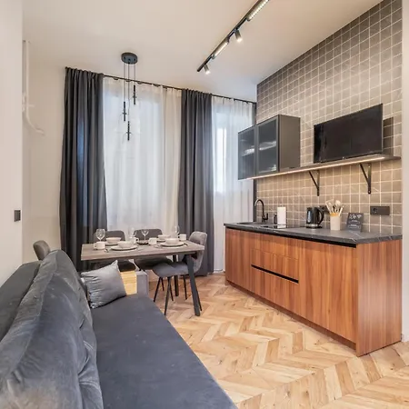 Stylish Family 1 Bedroom With Working Desk By Park And Restaurants