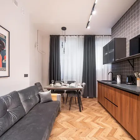 Stylish Family 1 Bedroom With Working Desk By Park And Restaurants