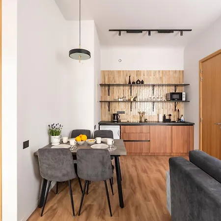 Stylish Family 1 Bedroom With Working Desk By Park And Restaurants