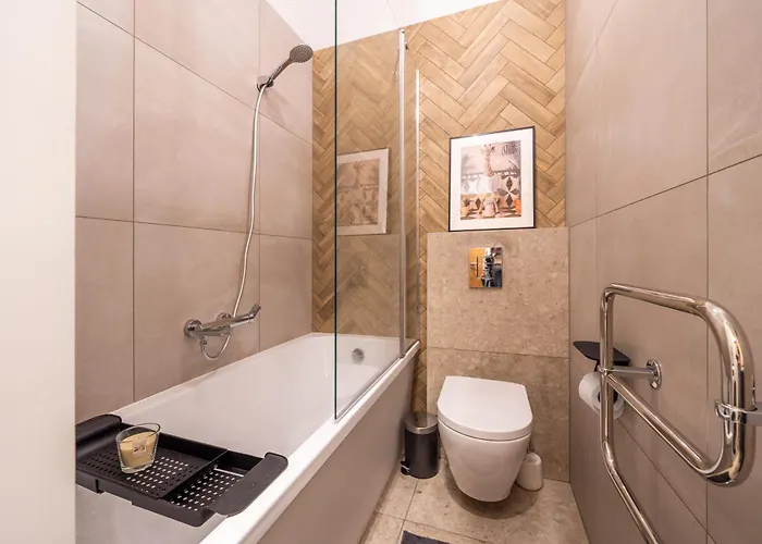 Апартаменты Stylish Family 1 Bedroom With Working Desk By Park And Restaurants