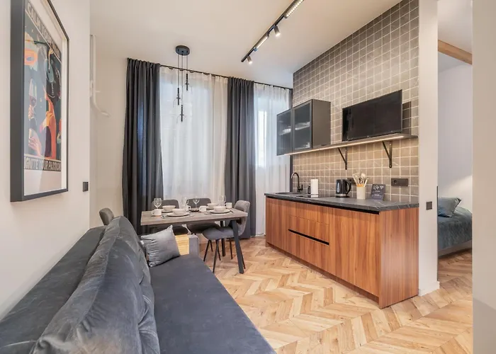 Stylish Family 1 Bedroom With Working Desk By Park And Restaurants