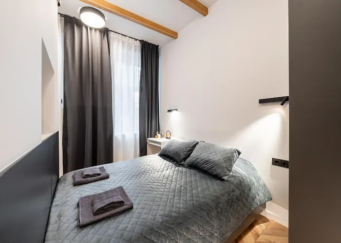 Апартаменты Stylish Family 1 Bedroom With Working Desk By Park And Restaurants *