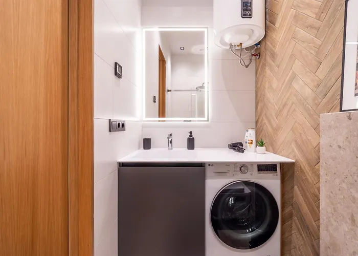 Stylish Family 1 Bedroom With Working Desk By Park And Restaurants