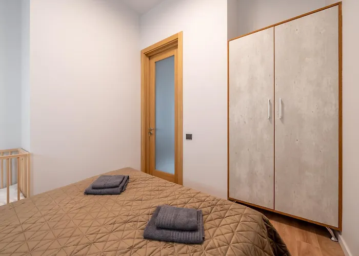 Stylish Family 1 Bedroom With Working Desk By Park And Restaurants *