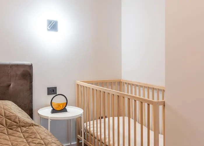 Апартаменты Stylish Family 1 Bedroom With Working Desk By Park And Restaurants *