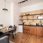 Stylish Family 1 Bedroom With Working Desk By Park And Restaurants *