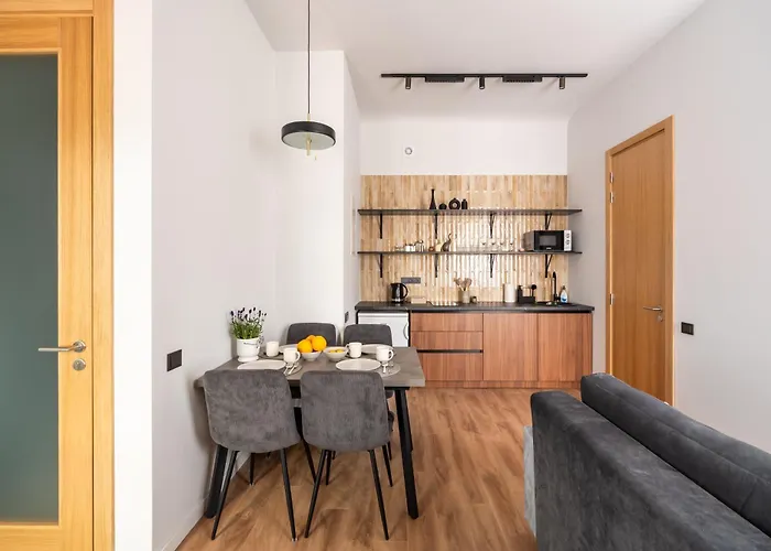 Stylish Family 1 Bedroom With Working Desk By Park And Restaurants