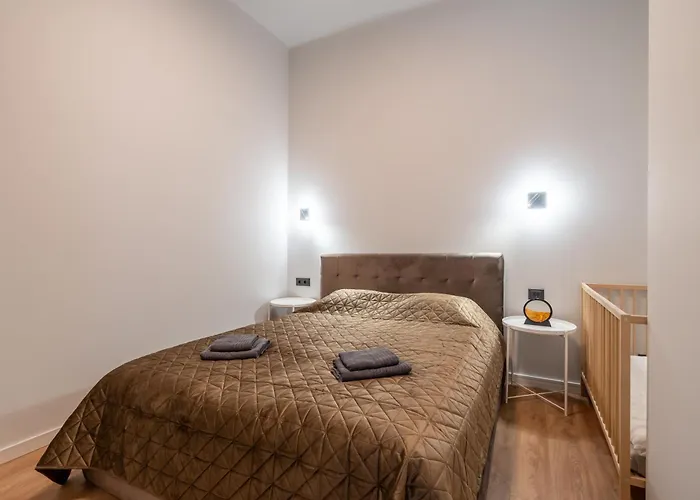 Dzīvoklis Stylish Family 1 Bedroom With Working Desk By Park And Restaurants *